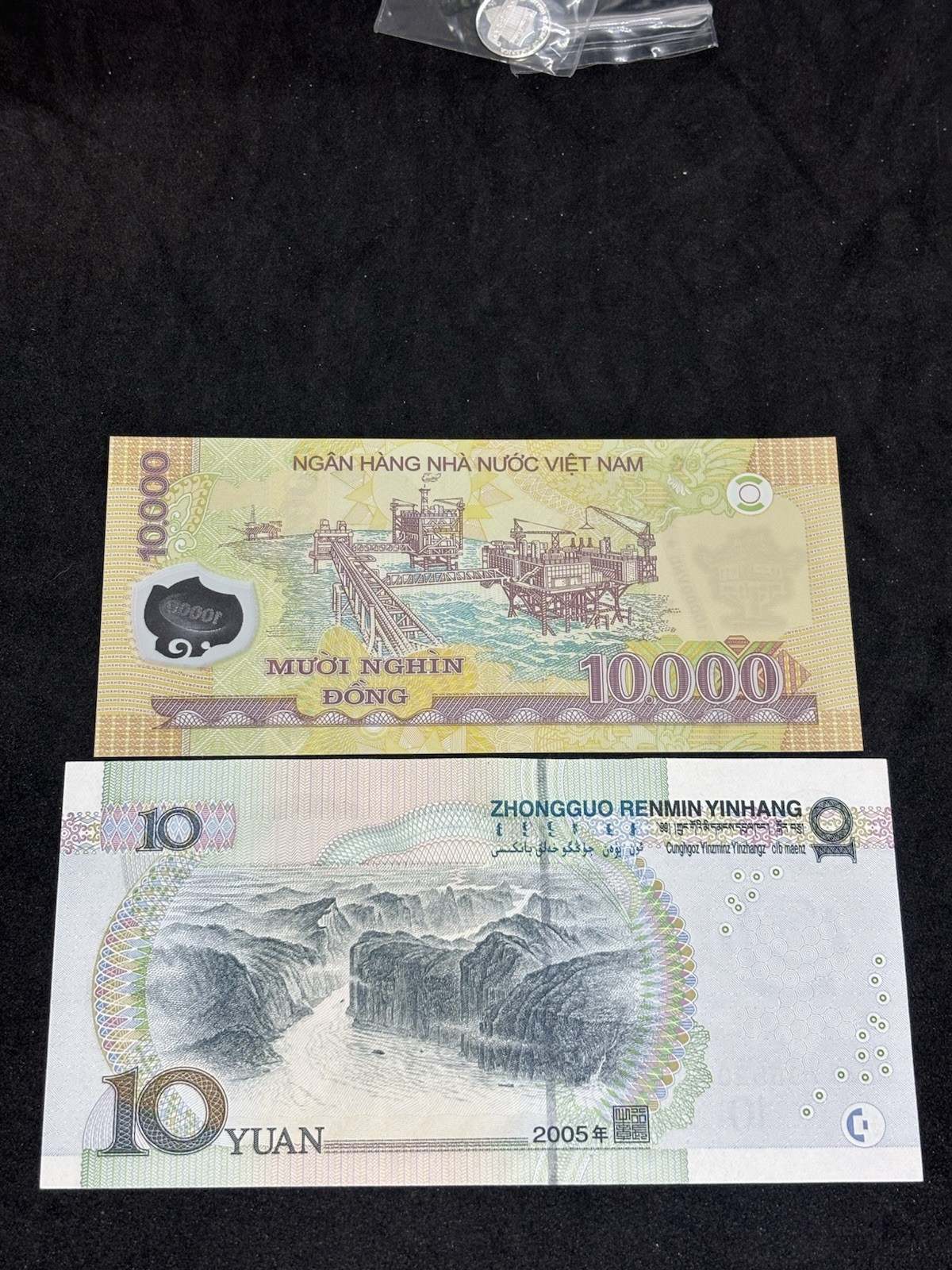 10,000 Vietnamese Dong Polymer + 10 Chinese Yuan Banknote UNC (1 Pc)
