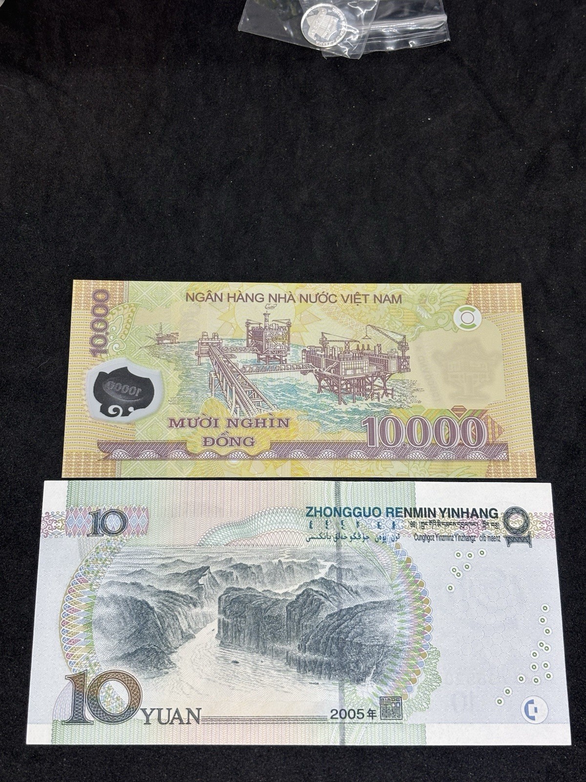10,000 Vietnamese Dong Polymer + 10 Chinese Yuan Banknote UNC (1 Pc)